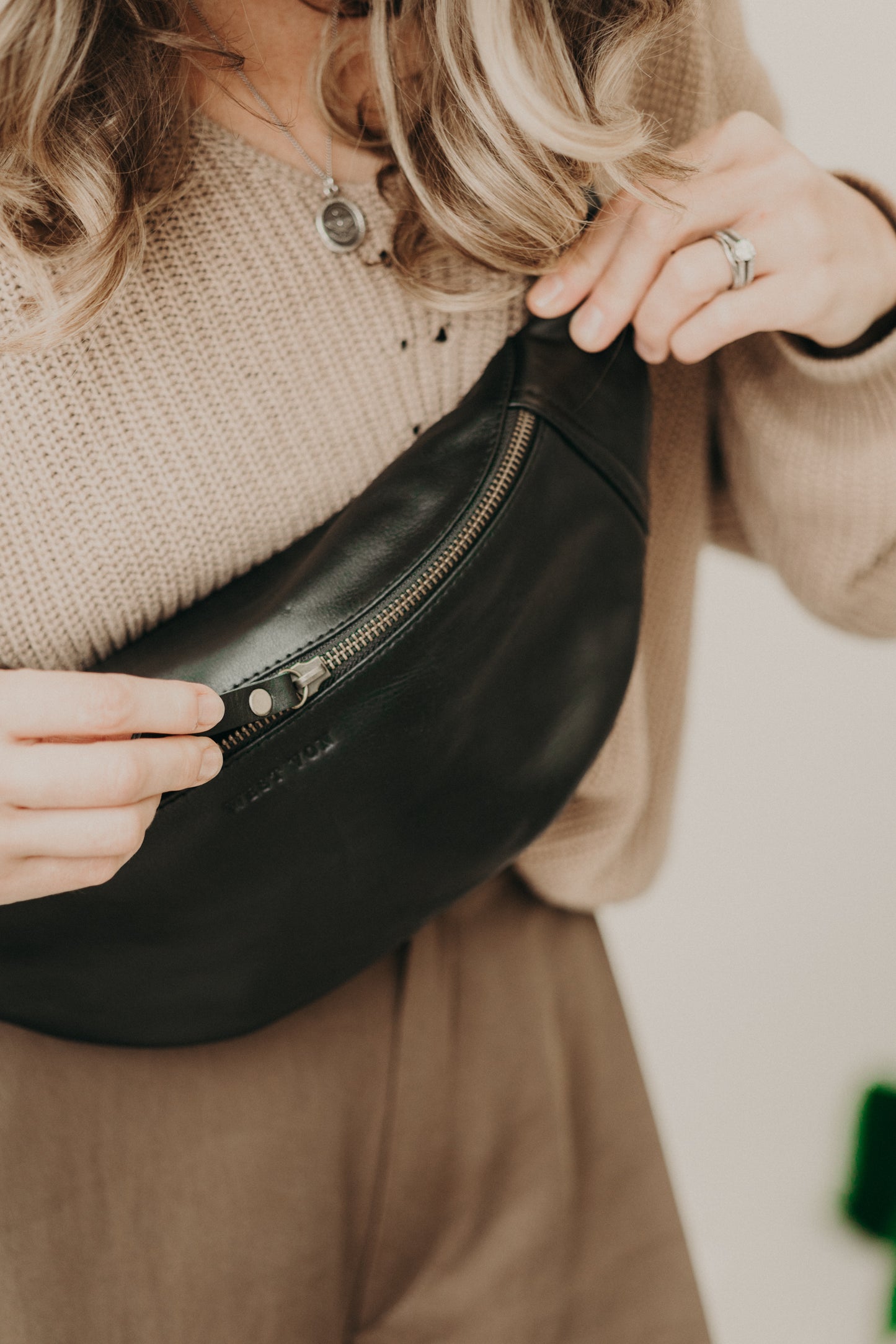 Indie | Large Essential Sling | Noir + Toffee
