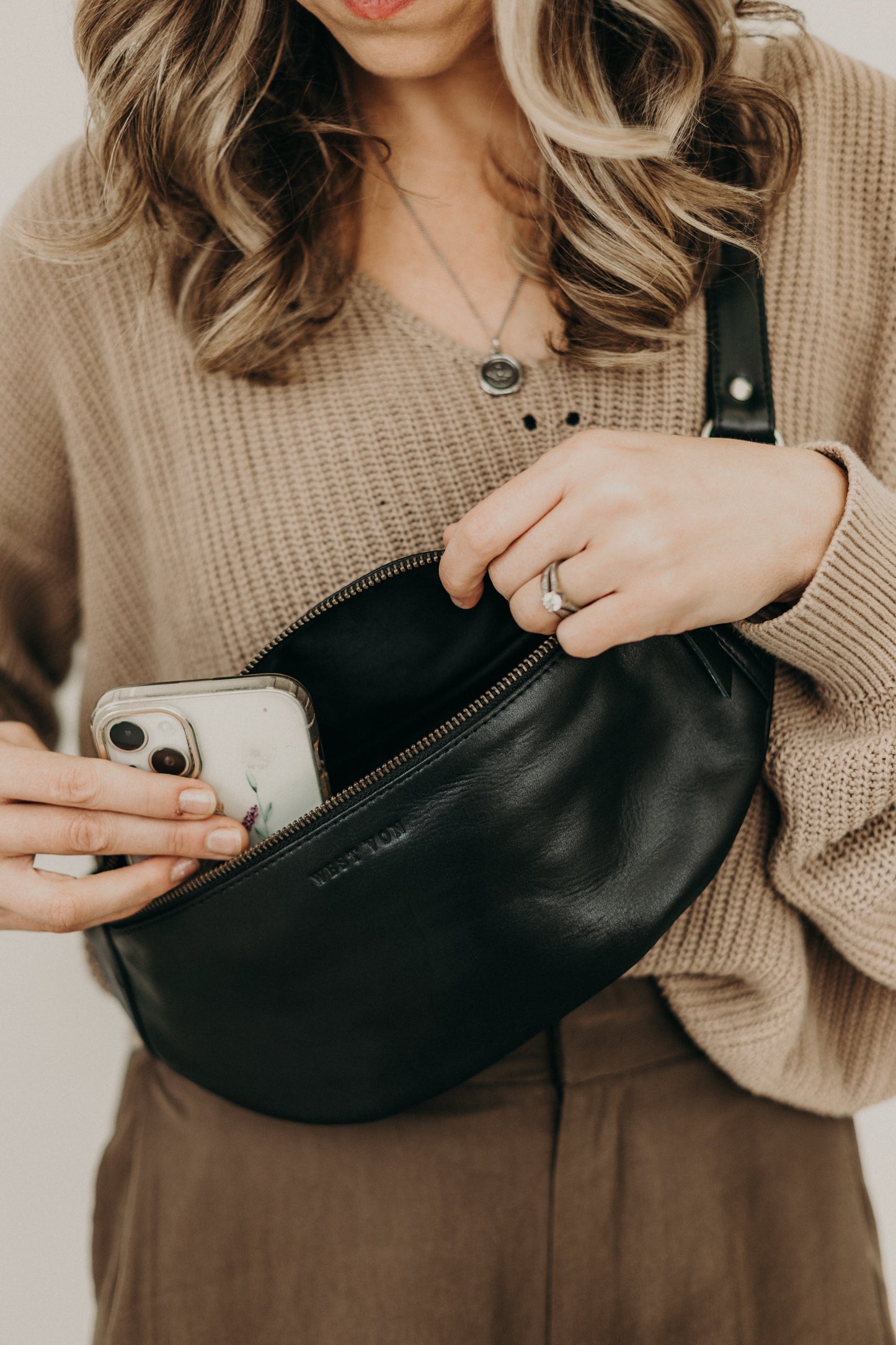 Indie | Large Essential Sling | Noir + Toffee