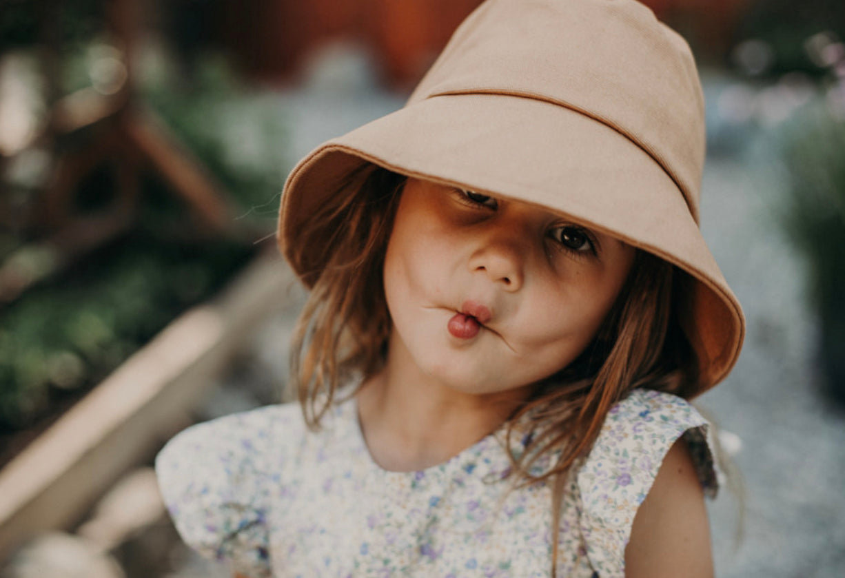 Short brim bucket sales hat